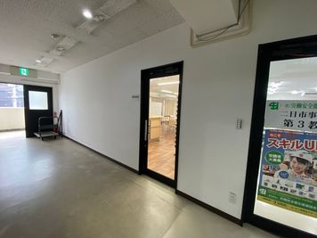 入口ドアの外からも中の様子がうかがえ安心感があります。 - ３０Ｘ（サンマルクロス） レンタルスペースの入口の写真