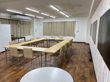 ２人掛け長テーブル×４台 - ３０Ｘ（サンマルクロス） レンタルスペースの室内の写真