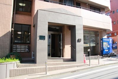 建物前 - スタジオ・小劇場「シアターウィング」 四ッ谷のホール型イベントスペース・小劇場の外観の写真