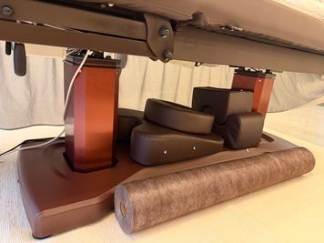 各種クッション、防水シートはベットの下に収納 - レンタルサロンルーム「S-Silk」の設備の写真
