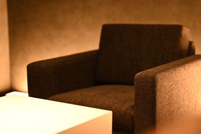 二人掛け、一人掛けのソファを完備。打ち合わせや1on1カウンセリング、黙読会等、落ち着いた雰囲気で優雅な時間を過ごせます。 - STUDIO 13 神保町 最高級隠れ家ラグジュアリールームの室内の写真