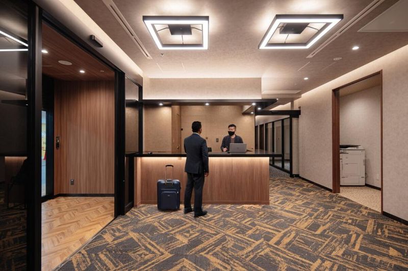 当日のご利用方法は受付でご案内いたします。お困りの際は遠慮なくお申し付けくださいませ。 - DISCOVERY coworking DISCOVERY coworking 貸会議室(A)の室内の写真