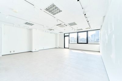 入り口から入って右奥からの写真
 - Studio ATCの室内の写真