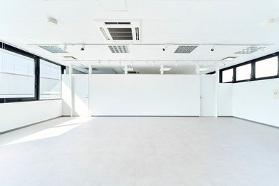 入り口から右の壁
 - Studio ATCの室内の写真