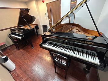 グランドピアノ2台のお部屋です♪ - 浜松中央センター グランドピアノ防音部屋 S4教室の設備の写真