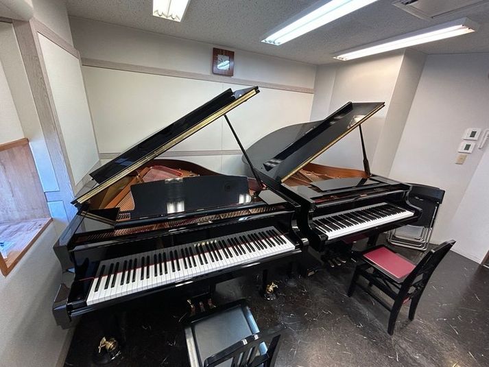 グランドピアノ2台のお部屋です。広さもありますので複数名でご利用いただけます♪ - 浜松中央センター グランドピアノ防音部屋 S5教室の室内の写真