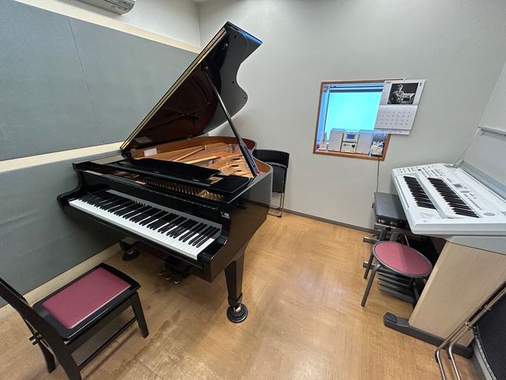 エレクトーン入門モデルと、グランドピアノのお部屋です♪ - 浜松中央センター エレクトーン＆グランドピアノ 防音部屋 S6教室の室内の写真