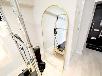 ・アーチ型のおしゃれな鏡 - STUDIOFLAG新宿2号店 STUDIOFLAG新宿2号店/マシンピラティスレンタルスタジオの室内の写真