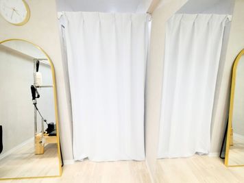 ・カーテンで仕切って安心してお着替えいただけます - STUDIOFLAG新宿2号店 STUDIOFLAG新宿2号店/マシンピラティスレンタルスタジオの室内の写真