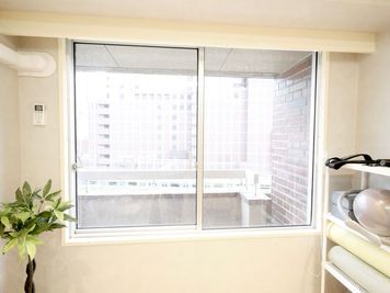 ・大きな窓により自然光が入り、明るく開放的 - STUDIOFLAG新宿2号店 STUDIOFLAG新宿2号店/マシンピラティスレンタルスタジオの室内の写真
