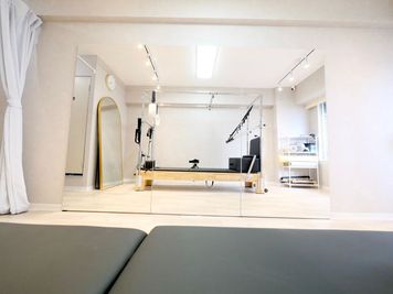 ・大型鏡（幅2.7m×高さ1.8m） - STUDIOFLAG新宿2号店 STUDIOFLAG新宿2号店/マシンピラティスレンタルスタジオの室内の写真