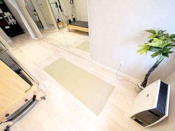 ・ヨガマット2枚を敷き使用することが可能 - STUDIOFLAG新宿2号店 STUDIOFLAG新宿2号店/マシンピラティスレンタルスタジオの室内の写真