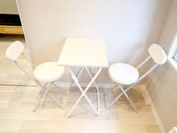 ・テーブル1台
・椅子2脚 - STUDIOFLAG新宿2号店 STUDIOFLAG新宿2号店/マシンピラティスレンタルスタジオの室内の写真