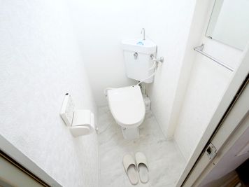 ・清潔感のあるトイレ - STUDIOFLAG新宿2号店 STUDIOFLAG新宿2号店/マシンピラティスレンタルスタジオの室内の写真
