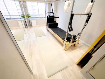 ・ヨガマット2枚を敷き使用することが可能 - STUDIOFLAG新宿2号店 STUDIOFLAG新宿2号店/マシンピラティスレンタルスタジオの室内の写真