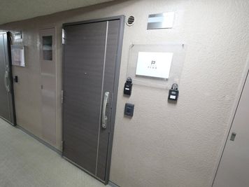 ・入り口 - STUDIOFLAG新宿2号店 STUDIOFLAG新宿2号店/マシンピラティスレンタルスタジオの室内の写真