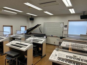 ピアノ1台とエレクトーン8台のお部屋です♪
アンサンブル練習にも、個人練習にも◎ - 浜松中央センター アンサンブル可能！グランドピアノ、エレクトーン9台 　L1教室の室内の写真