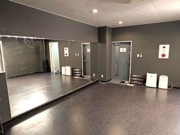 綺麗な床に綺麗な壁 - レンタルスタジオアルル難波店の室内の写真