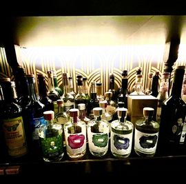 クラフトジンも豊富に揃っています - Jade Lab.の室内の写真