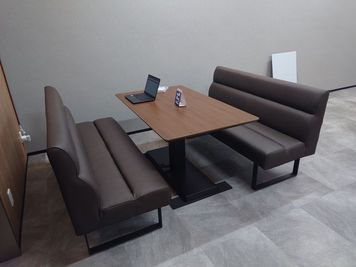 最大４人掛けのボックス席です。 - KAGANO SHARE LOUNGEの室内の写真