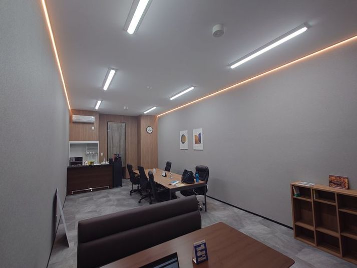 １日貸切り、最大９名での利用が可能です。パーティーやミーティングなどにご利用下さい。 - KAGANO SHARE LOUNGEの室内の写真
