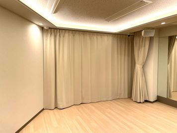 カーテンを引けば、更衣室のように使う事もできます。 - keikoba音楽スタジオ 飯田橋店 Bst｜keikoba音楽スタジオ飯田橋✨ダンス・音楽・演劇の室内の写真