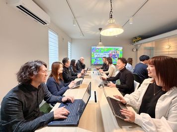 MTGイメージ - 遊WORKS_遊び働く人が集まる場所の室内の写真