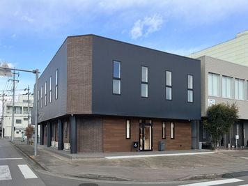 黒とブラウンの外壁 - 遊WORKS_遊び働く人が集まる場所の外観の写真