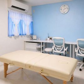 部屋全体｜施術・面談・テレワークにも使いやすい完全個室空間 - レンタルサロンRENTARO北堀江店 完全個室レンタルサロンRENTARO 北堀江の室内の写真