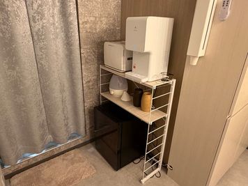 ウォータサーバー、ホットウォーマー、冷蔵庫、加湿器 - レンタルサロンルーム「S-Silk」の設備の写真