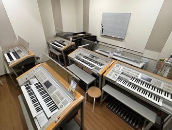 ヤマハミュージック直営教室!【池袋駅近!】ピアノとエレクトーン両方演奏できるお部屋です♪ - ミュージックアベニュー池袋