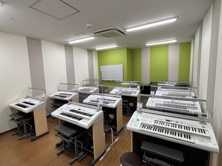 ミュージックアベニュー池袋 グランドピアノ・エレクトーン 防音部屋6番教室の室内の写真