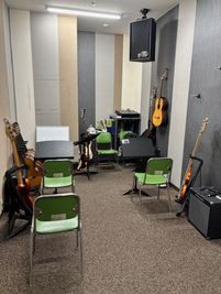 ヤマハミュージック直営教室!【池袋駅より徒歩3分】ギター練習ができる部屋です♪ - ミュージックアベニュー池袋