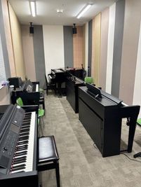 ヤマハミュージック直営教室!【池袋駅より徒歩3分】グランドピアノ・電子ピアノ両方演奏ができるお部屋です♪ - ミュージックアベニュー池袋