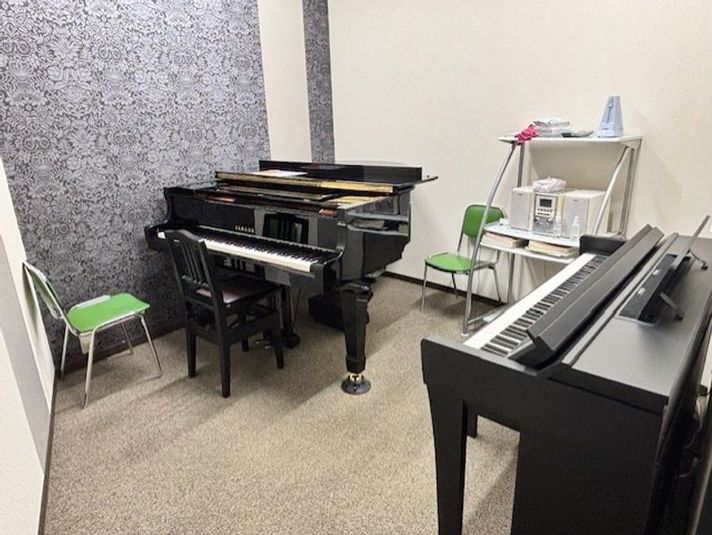ミュージックアベニュー池袋 グランドピアノ・クラビノーバ防音部屋22番教室の室内の写真