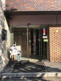 【ビル入口】中のエレベーターで4階までお越しください - 五稜郭センター グランドピアノ練習スペースM501の入口の写真