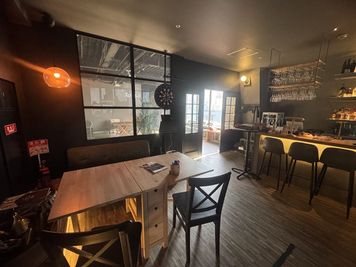 4名がけテーブルあり - THE aX golf & cafe bar プロジェクター・モニター・バーカウンター・マイク完備、カラオケの室内の写真
