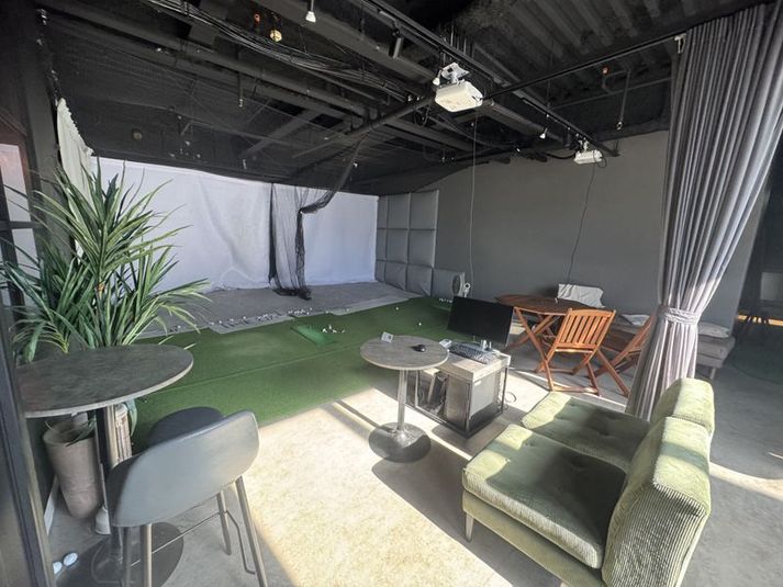 プロジェクター・モニター・バーカウンター・マイク完備、カラオケ - THE aX golf & cafe bar