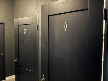 ２トイレ - THE aX golf & cafe bar 推し活・楽器・プレゼンやミーティング 二次会にもの室内の写真