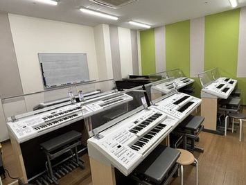 ヤマハミュージック直営教室!【池袋駅徒より歩3分】ピアノとエレクトーン両方演奏できるお部屋です♪ - ミュージックアベニュー池袋