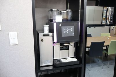 多目的スペースのコーヒーマシーン、電子レンジ、冷蔵庫も利用可能です - SHIKISM レンタルスペース（SHIKISM3階の個室ブース②）の設備の写真