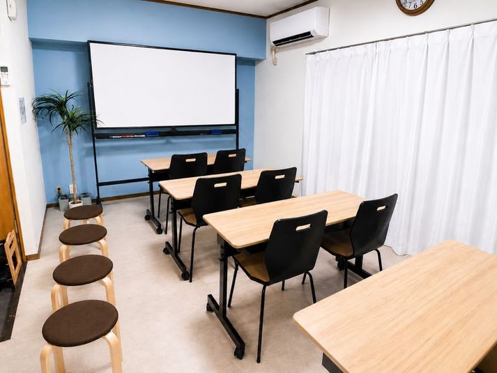 最大12名利用可能。会議・勉強会・セミナーなど幅広くご利用いただけます。 - レンタルスペースMalie（マーリエ）トーカン博多店 【今だけ10％オフ】祇園駅P２出口徒歩２分/貸会議室トーカン博多の室内の写真