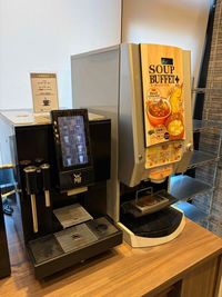コーヒー・スープマシン-【十三駅徒歩1分】room CAFE十三店　室内の写真　 - room CAFE 十三店の設備の写真
