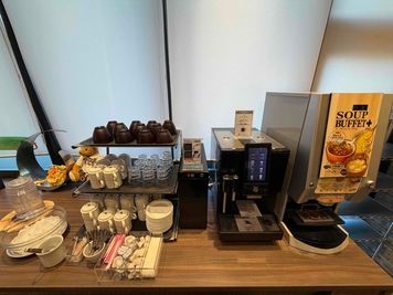 コーヒー・スープマシン-【十三駅徒歩1分】room CAFE十三店　室内の写真　 - room CAFE 十三店の設備の写真