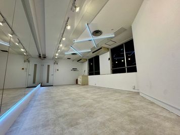 真っ白で使いやすい!自然光も入る明るいスタジオ🤍 - 【BUZZ名古屋本店】ダンスレンタルスタジオ 24時間OK