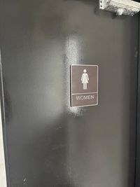 室内にトイレはありませんので、ビル２階の共有トイレをご利用ください。 - レンタルスペース八女市役所前 レンタルスペース八女市役所前/24hOPENの設備の写真