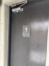 室内にトイレはありませんので、ビル２階の共有トイレをご利用ください。 - レンタルスペース八女市役所前 レンタルスペース八女市役所前/24hOPENの室内の写真
