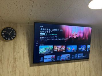 65インチTVで地上波、動画配信サービスの視聴可能です。 - レンタルスペース八女市役所前 レンタルスペース八女市役所前/24hOPENの設備の写真