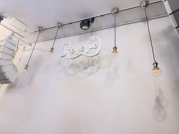 ステージ側の壁は、
暗幕から白壁へと生まれ変わりました✨ - 町田Reverie カフェバー＆ライブスペースの室内の写真