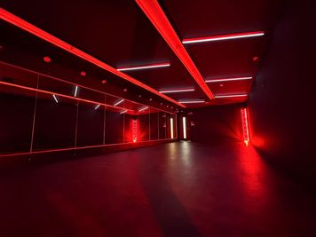 【BUZZ名古屋本店】名古屋本店で2番目の広さ!赤LEDが映えるスタジオ! - 【BUZZ名古屋本店】ダンスレンタルスタジオ 24時間OK